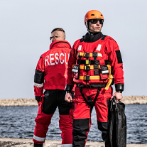 Dwóch ratowników wodnych w kombinezonach O'Tools